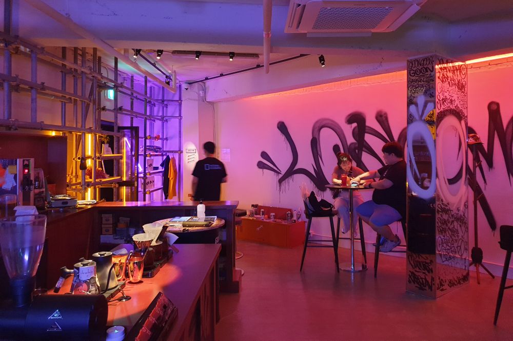 블랙워터이슈 - 힙합의 성지에 들어온 듯한 공간, 군 드립 커피숍